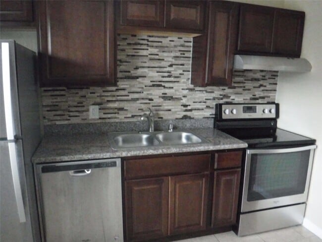 Building Photo - 10110 Westview Dr