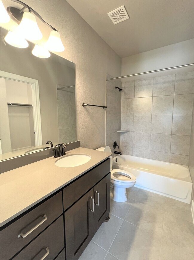 Building Photo - Georgeous 5-Bedroom in the Three Points Community