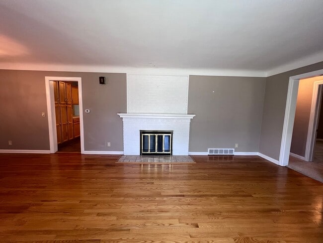 Building Photo - Four Bedroom Home - East Grand Rapids Scho...