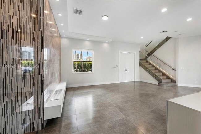 Building Photo - 552 Palm Dr