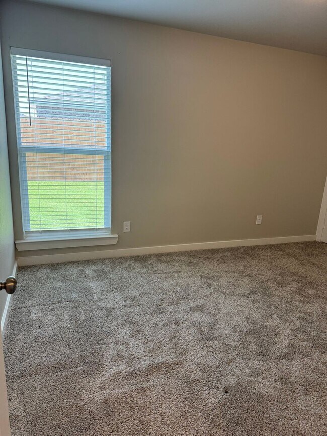 Building Photo - Upland Crossing Gem