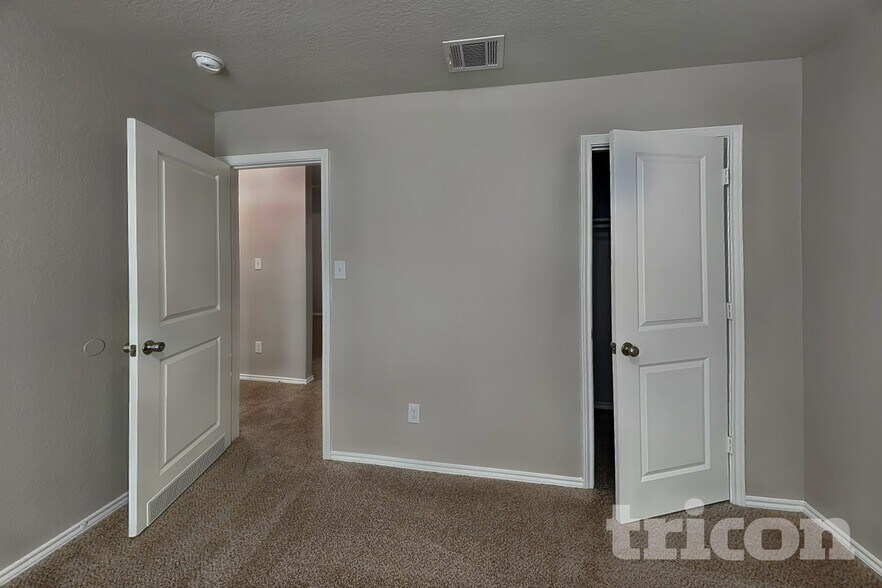 Building Photo - 5202 Everett Loop