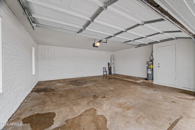 Building Photo - 4812 W Greenway Rd