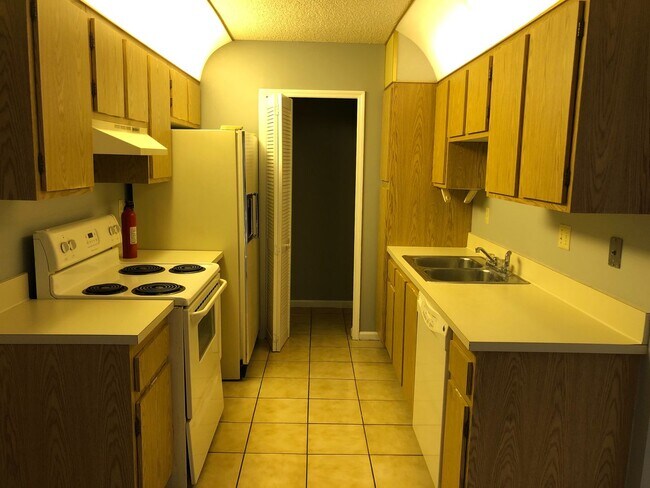Building Photo - 2 bed 2 bath, great location