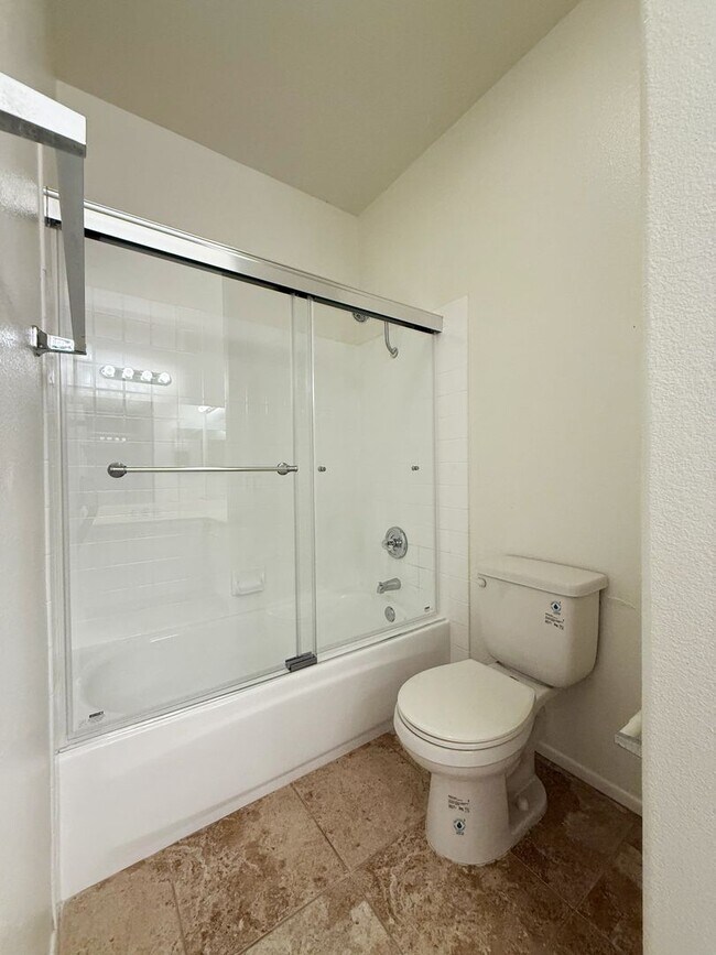 Building Photo - 2 Bed/2 Bath Condo in Martinique Complex -...