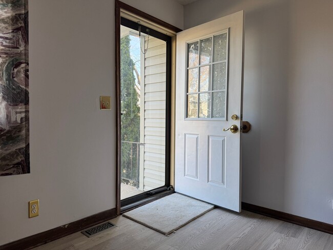 Building Photo - Comfortable 3-Bedroom Home with Park Access & Easy Commute