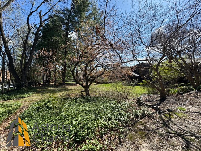 Building Photo - Spacious 5 Bedroom 3 Bath + Den Single Family Detached Home