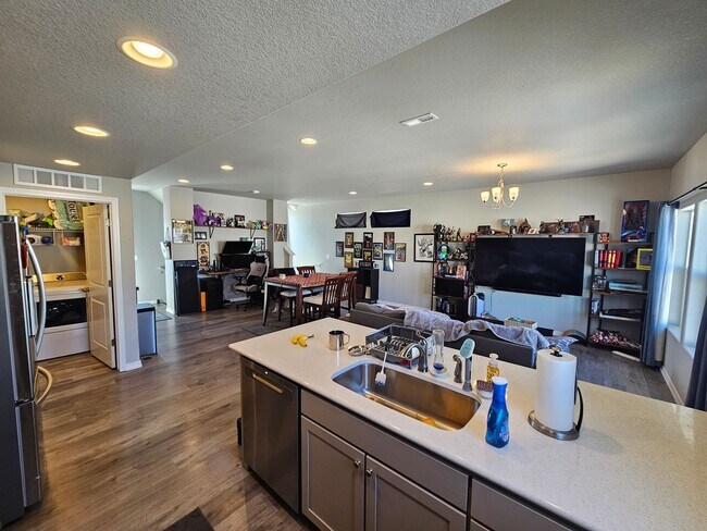 Building Photo - Spacious 3 Bed 3 bath house in 80916!