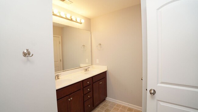 Building Photo - Two Bedroom Two and half Bathrooms Townhome!