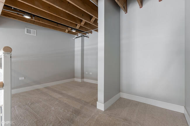 Building Photo - 729 N Sangamon St