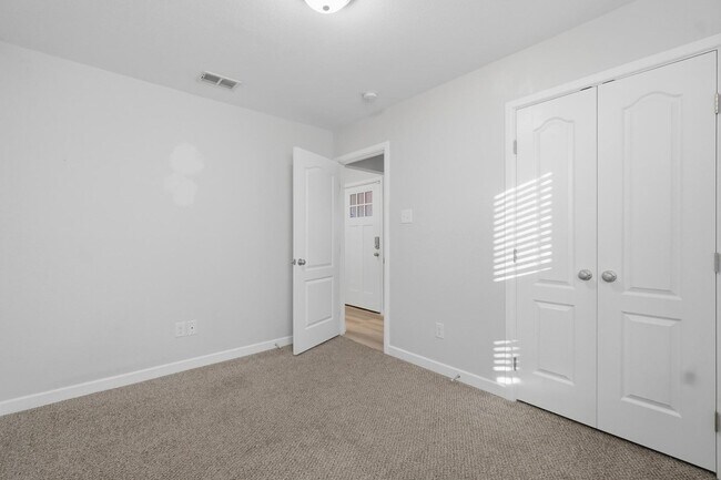 Building Photo - 2050 Lillius St