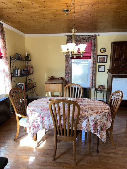 Breakfast nook 2 - 7502 Borden Rd