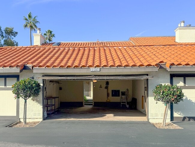 Building Photo - 2262 Martinique Ln