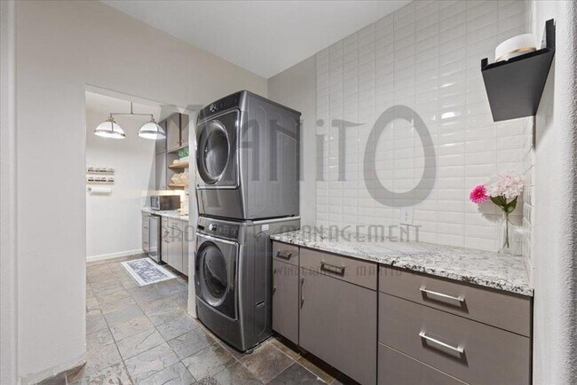 Building Photo - Spacious Trickle Creek Home