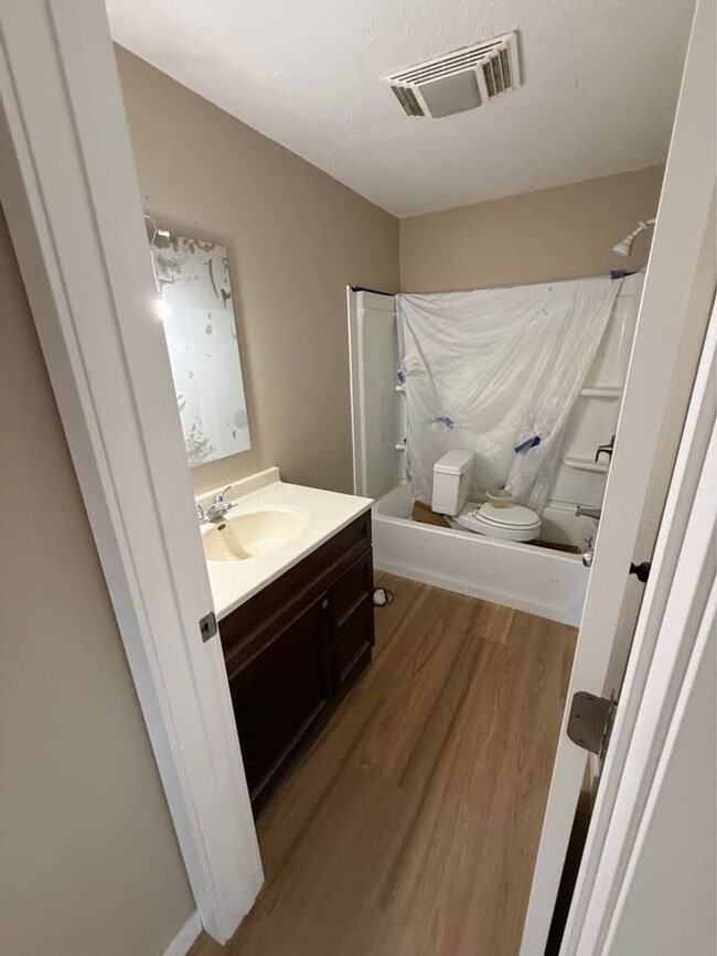 Building Photo - 208 Park St N