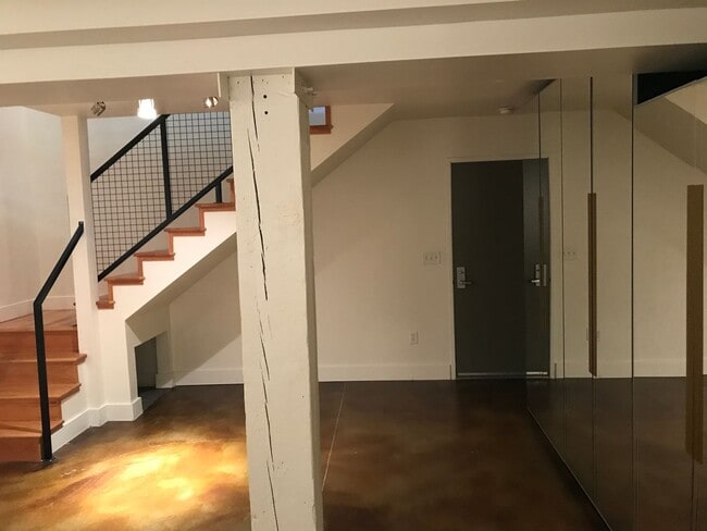 Building Photo - Beautiful 2 Story Apartment