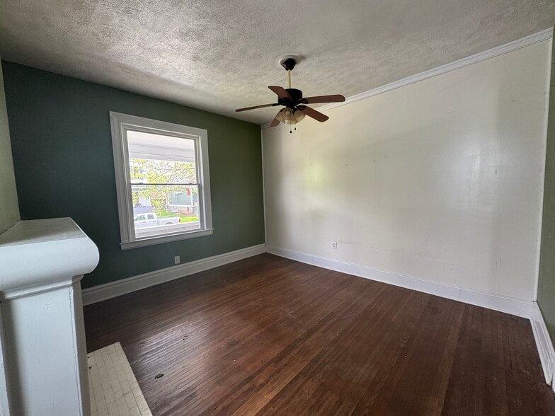 Living room - 38 Walnut Ave