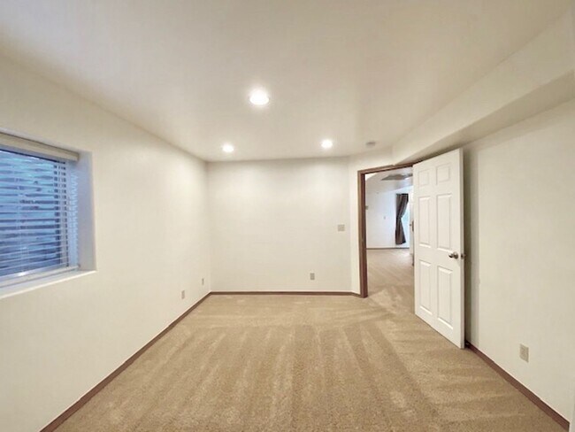 Building Photo - Spacious Briargate 4 Bedroom/3.5 Bathroom Home with huge Yard