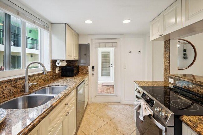 Building Photo - 49 SE 7th Ave