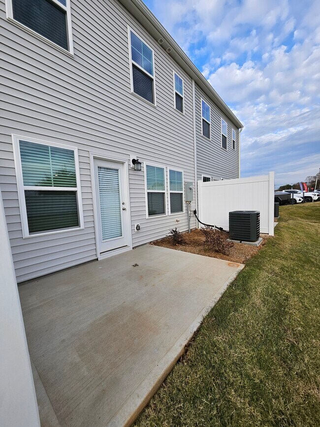 Building Photo - 868 Pilot St