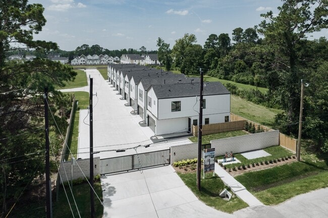 Building Photo - 6121 Pacific Frst Dr