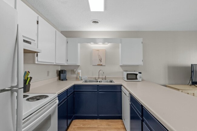 Building Photo - ***Seasonal rental with all utilities avai...