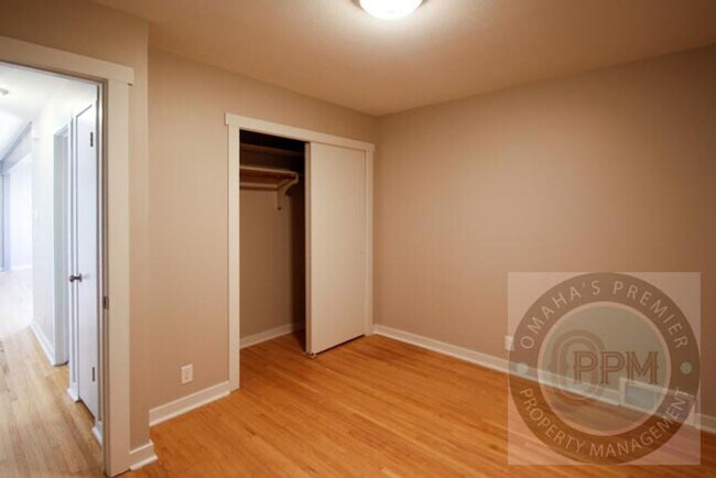 Building Photo - Fully updated 5 bd/ 2 Ba Home