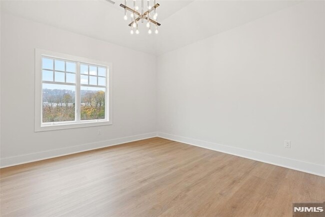 Building Photo - 445 Ramapo Valley Rd