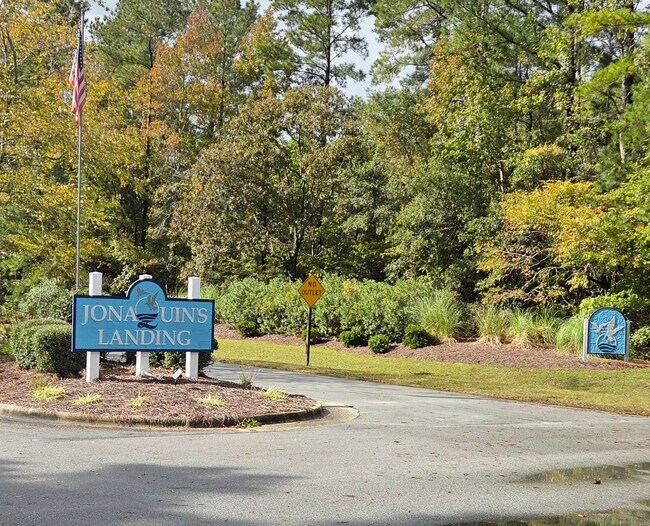 Building Photo - Beautiful 3 bedroom, 2 bath house with one car garage, located on Jonaquins Creek.