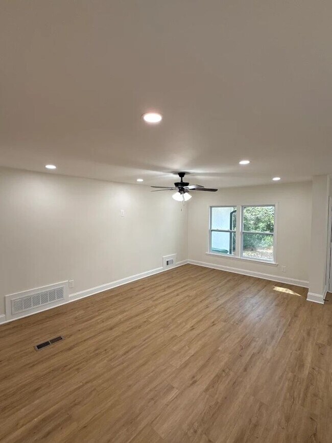 Building Photo - Spacious 4BR/3BA Retreat in Decatur