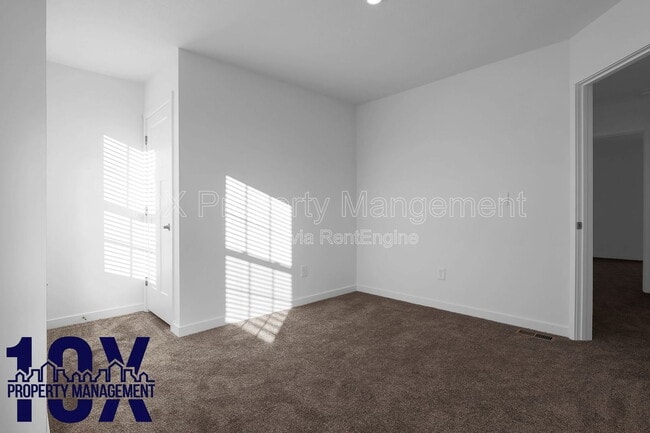 Building Photo - 3246 Mackinac Dr