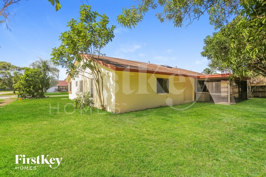 Building Photo - 1013 SW 49th Ave