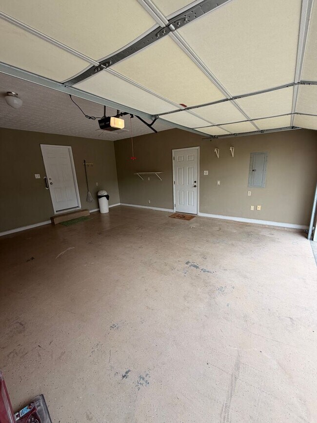 Building Photo - 3BR Home | Granite Kitchen | Fireplace | Deck | Fenced Yard
