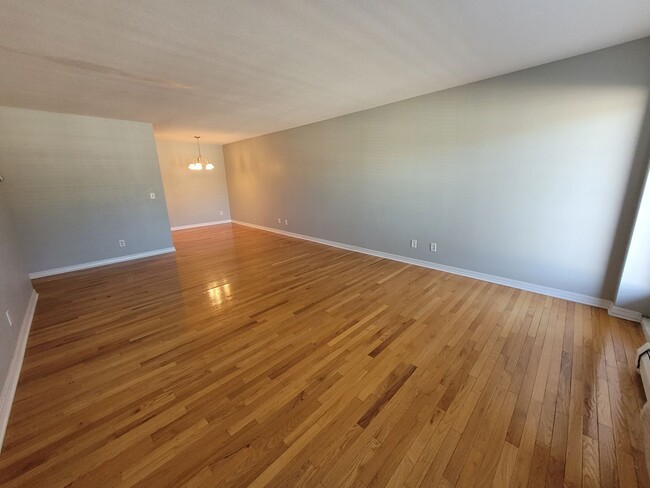 Building Photo - Beautiful 1 Bedroom Condo! All Utilities I...