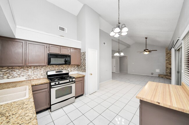 Building Photo - 527 Oakdale Dr