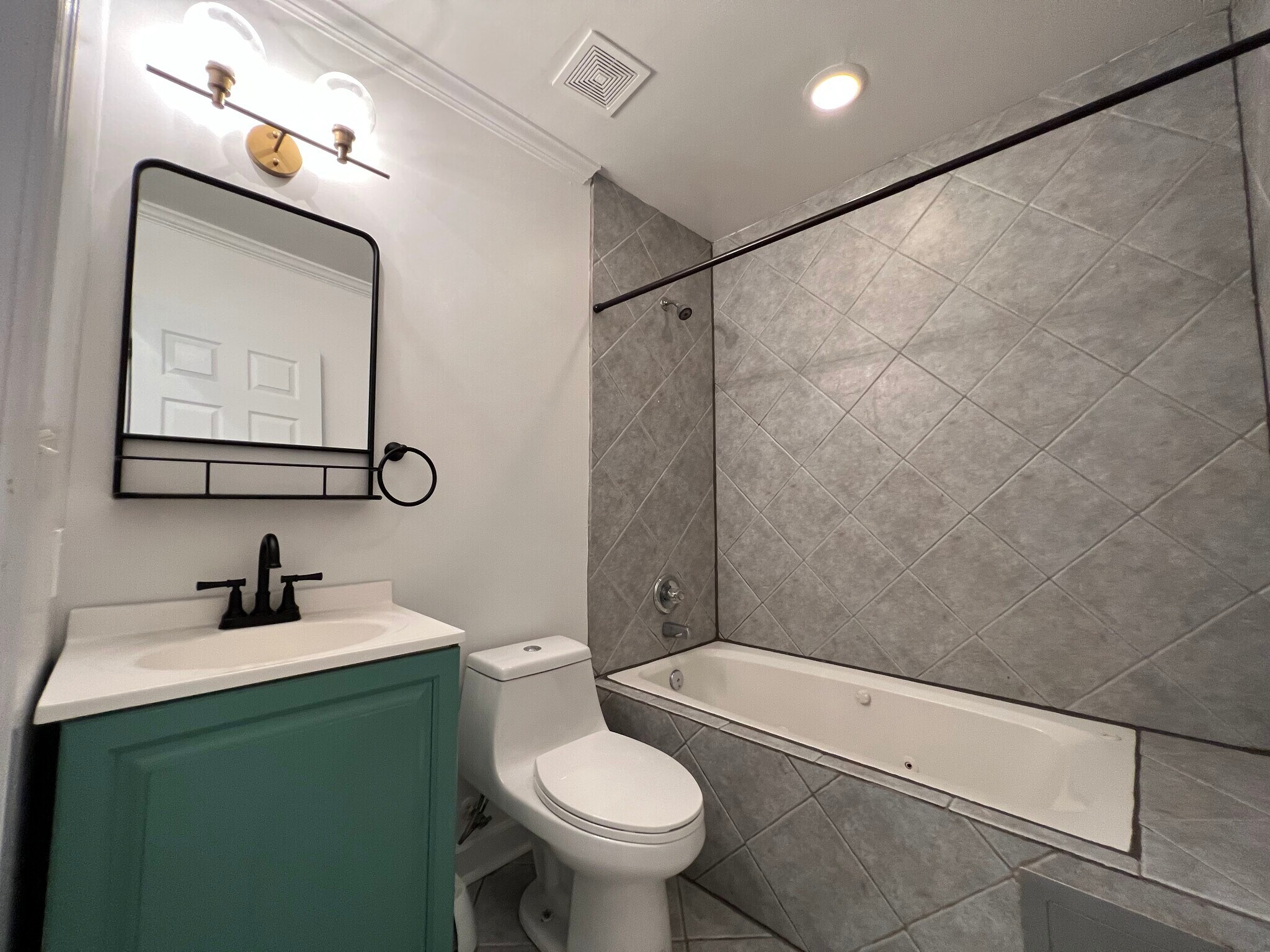 Main bathroom - 1660 W Virginia Ave NE