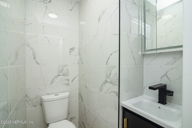 Building Photo - 111 Zoratoa Ave
