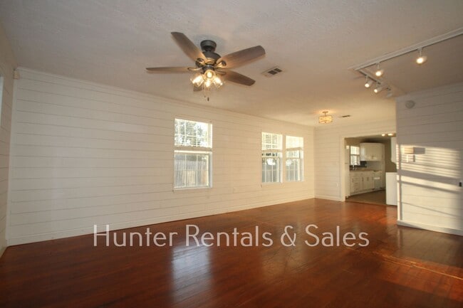 Building Photo - Charming Nolanville Cottage