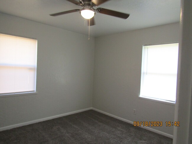 Building Photo - Very nice 4 bedroom home located in the He...