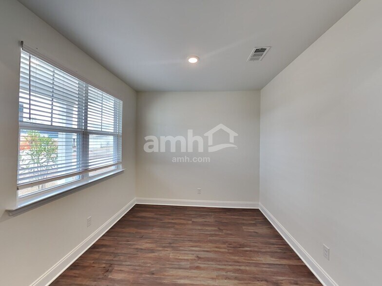 Building Photo - 2128 Williamshire Ln