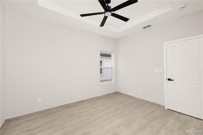 Building Photo - 17 Selena St