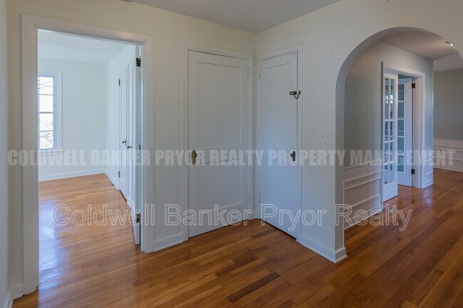 Building Photo - 323 Walsh Rd