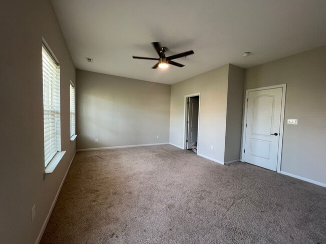 Building Photo - Welcome home - Trilevel H20 Townhome!
