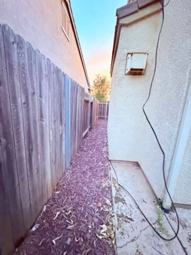 Building Photo - Bright & Spacious 4BD/3BA Home with Downstairs Bed/Bath in Elk Grove