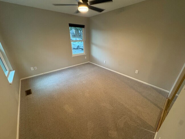 Building Photo - Aurora Townhome Right on the Golf Course