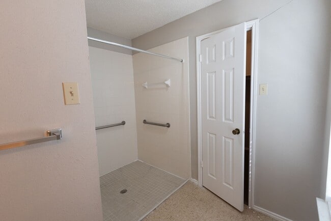 Building Photo - GREAT 2-STORY FLOOR PLAN W/COUNTRY STYLE FRONT PORCH*MASTER BEDROOM DOWN*1.5 CAR GARAGE*SPACIOUS ...