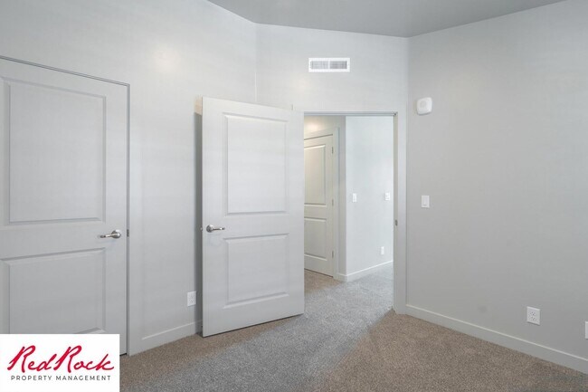 Building Photo - Charming 2 Bedroom End Unit Condo - Pet Friendly!