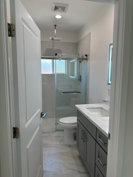 shared bath 1 - 9313 Marchand Ave