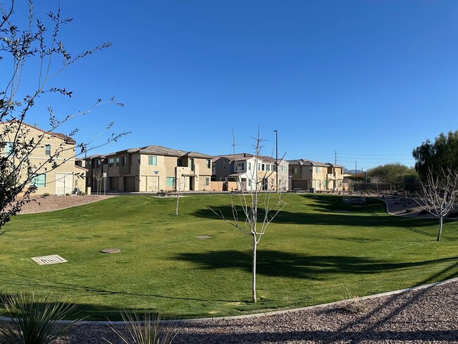 Building Photo - Modern and Spacious Townhome in the Mosaic...