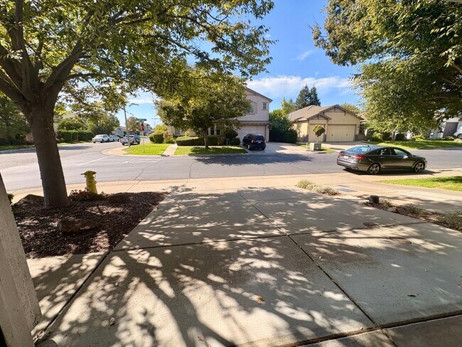 Building Photo - Beautiful 3 Bedroom, 2 Bathroom Home Walking Distance To The Fountains / Galleria!